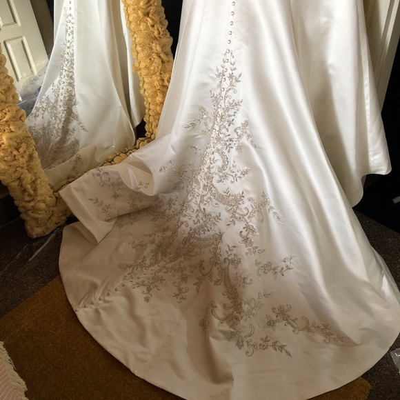 Casablanca 1994 Wedding Dress - pre-owned - Picture 8 of 17
